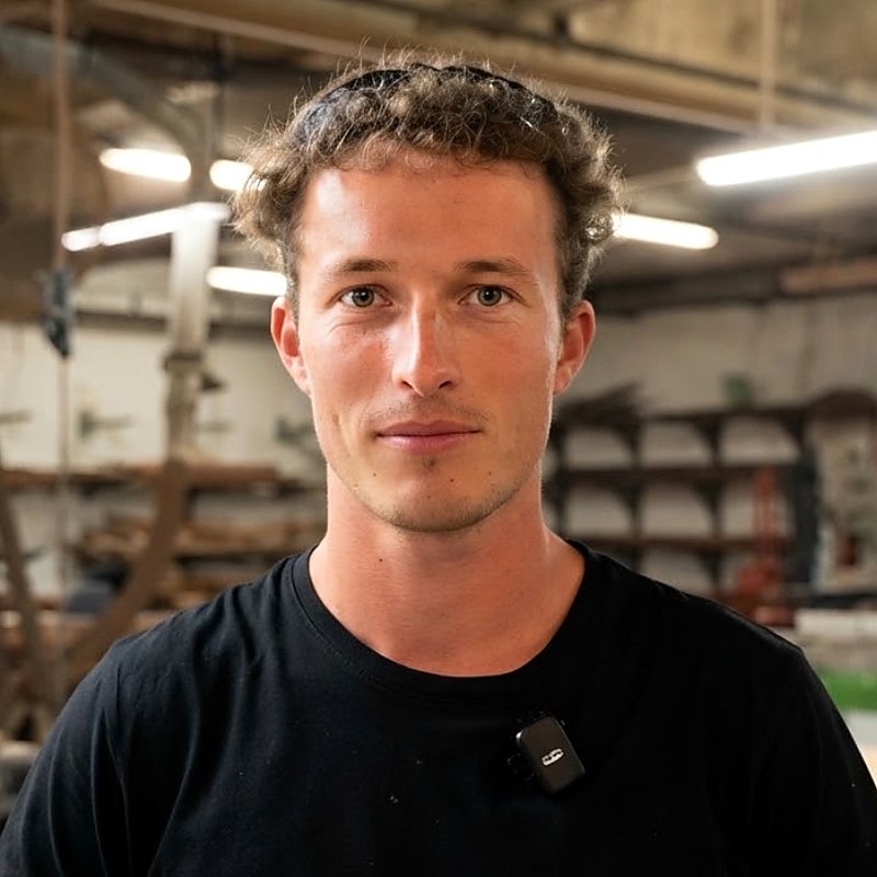 Colin Saïsse, menuisier et ébéniste, dans son atelier